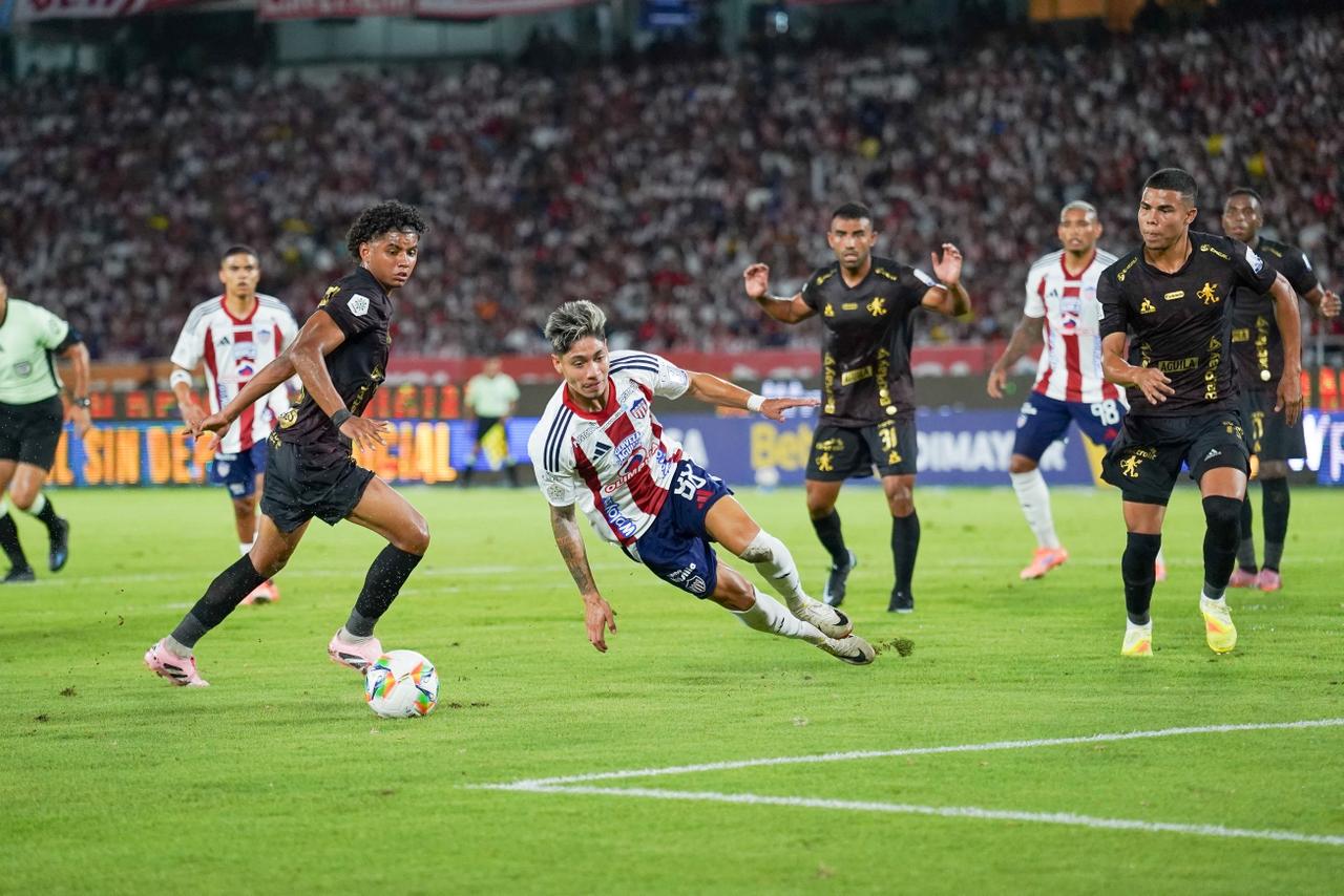 Bryan Castrillón cayéndose en el área.