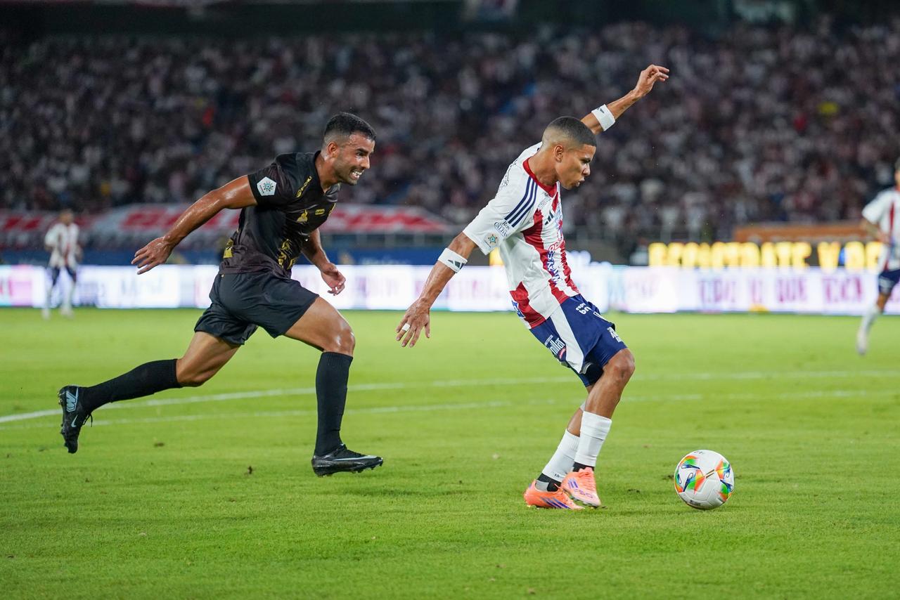 José Enamorado disparando a portería.