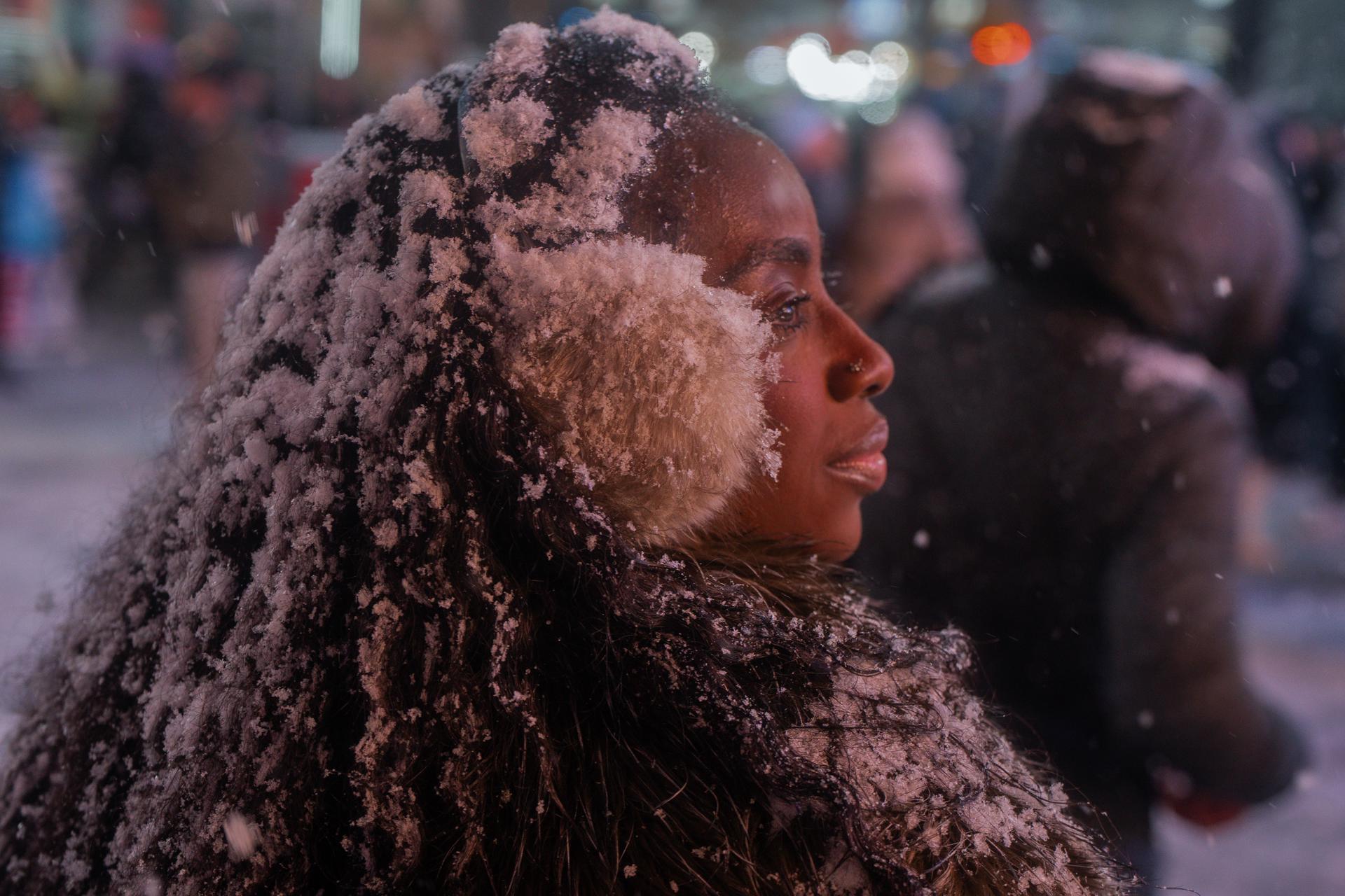 Una mujer camina por una calle de Nueva York. 