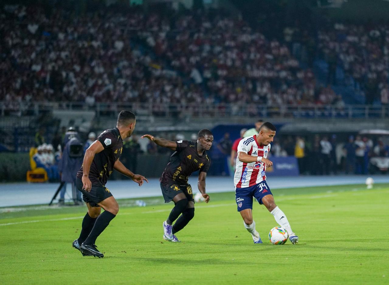 Jhomier Guerrero ante la marca rival.