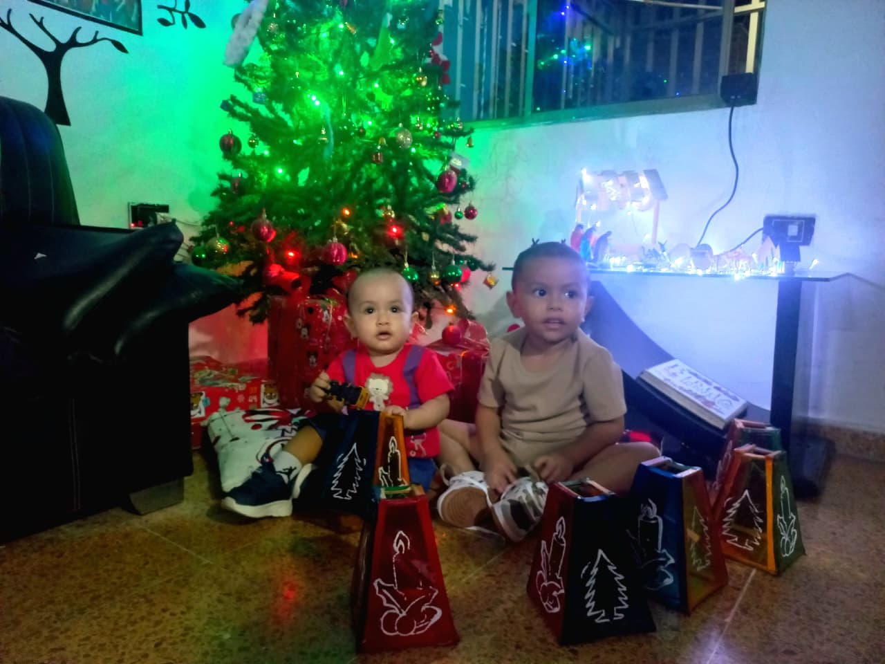 Los primos Jair Jessic y Mateo en su Noche de Velitas.