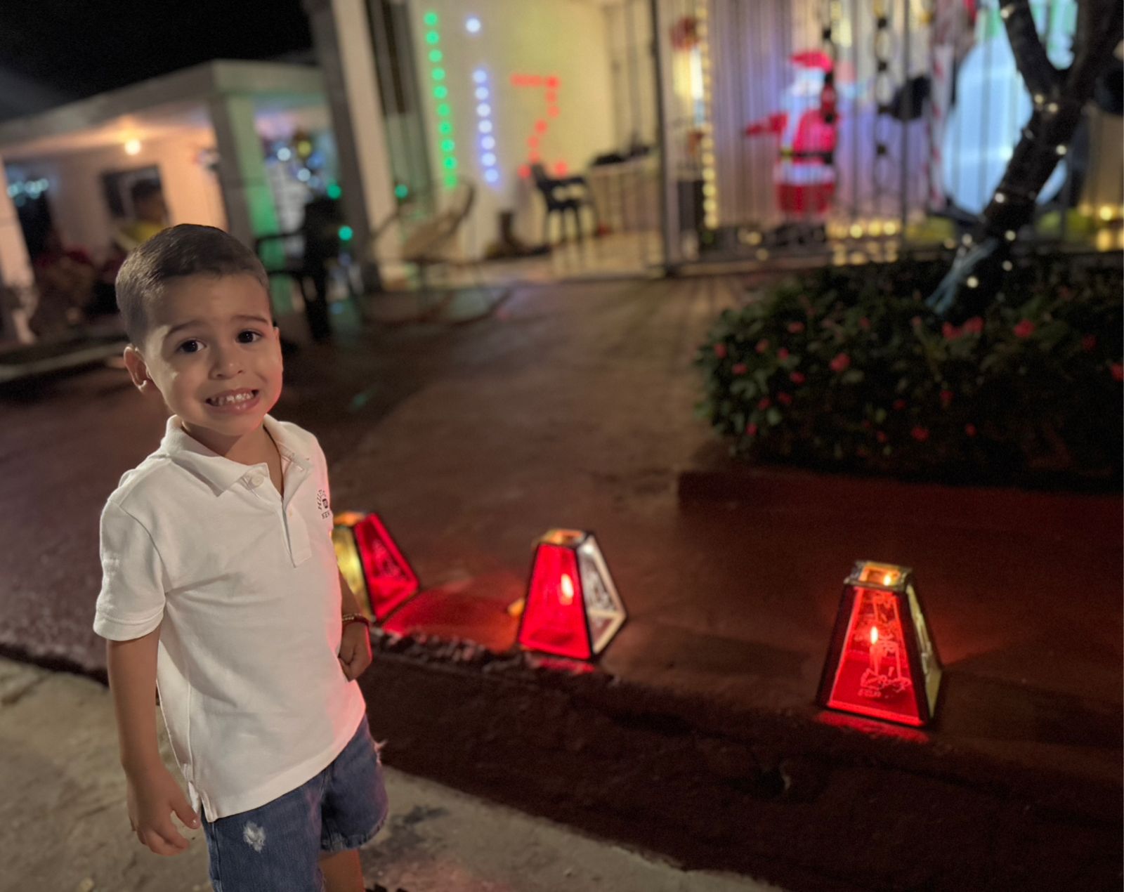 Martín Caro Gómez disfrutando su Noche de Velitas.