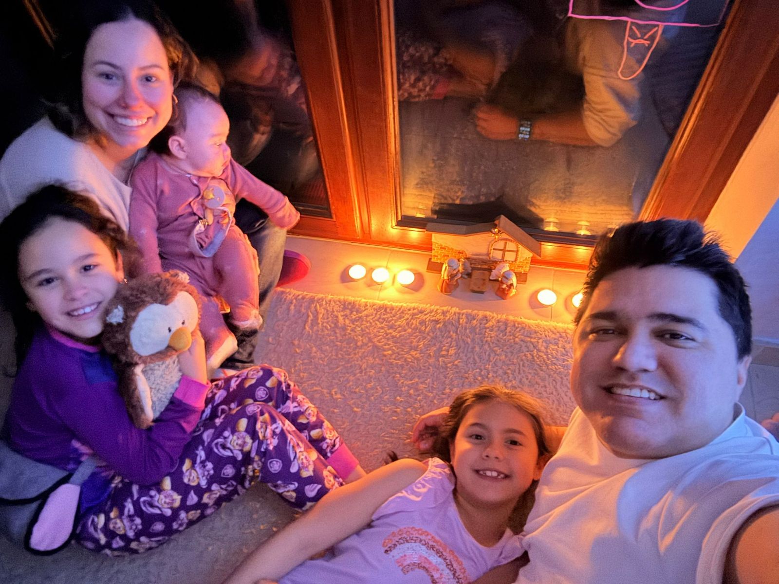 La familia Maury Puerta, Marlon, María Teresa, María Paula, Valeria y Camila, prendiéndole velitas a la Virgen La Inmaculada Concepción, en Waterloo, Bélgica. Para no perder la tradición barranquillera.