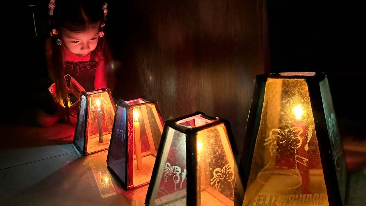 Alanna Castro González disfrutando de su Noche de Velitas.