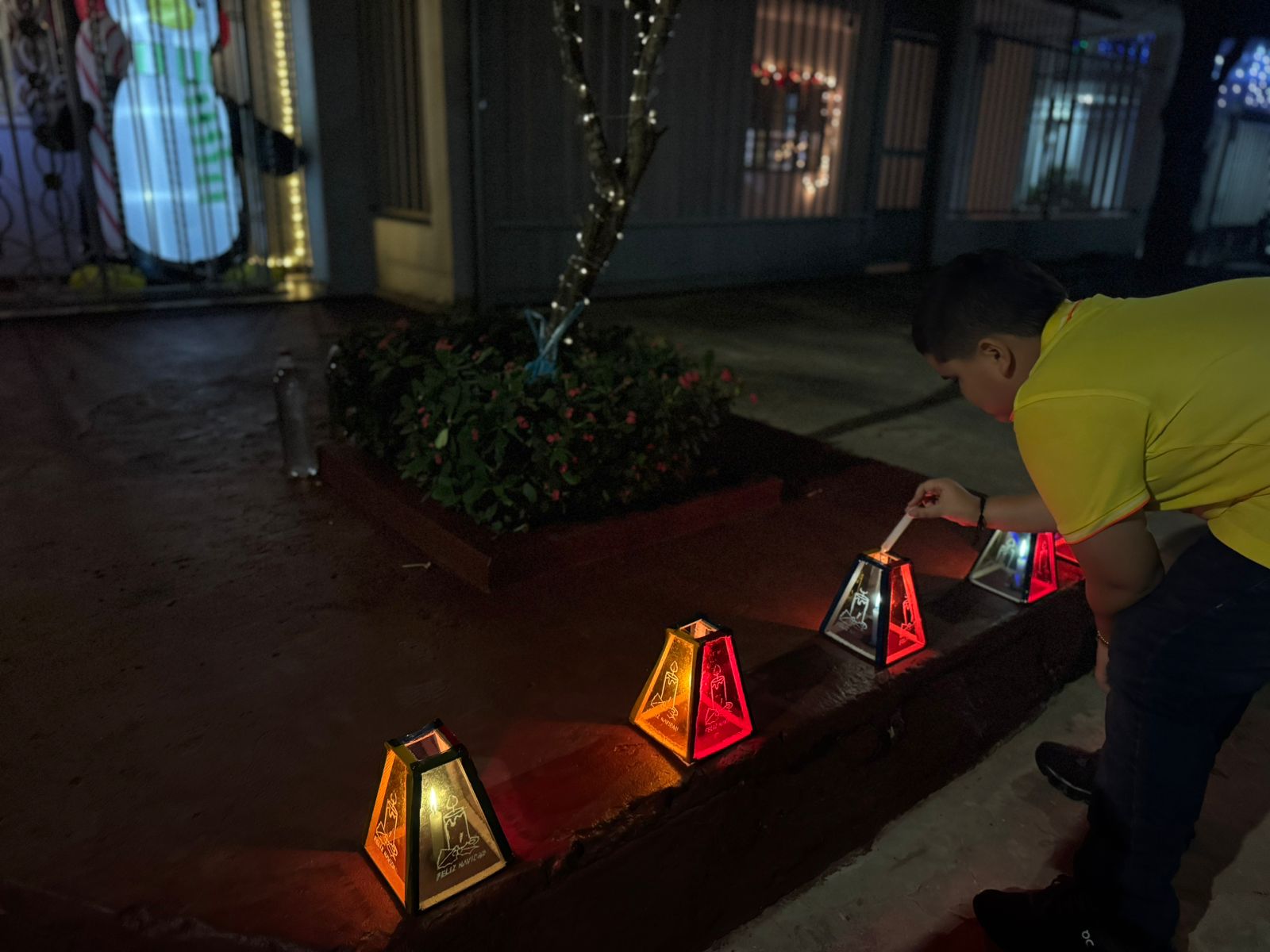 Rafael Ricardo Caro Gómez disfrutando su Noche de Velitas.