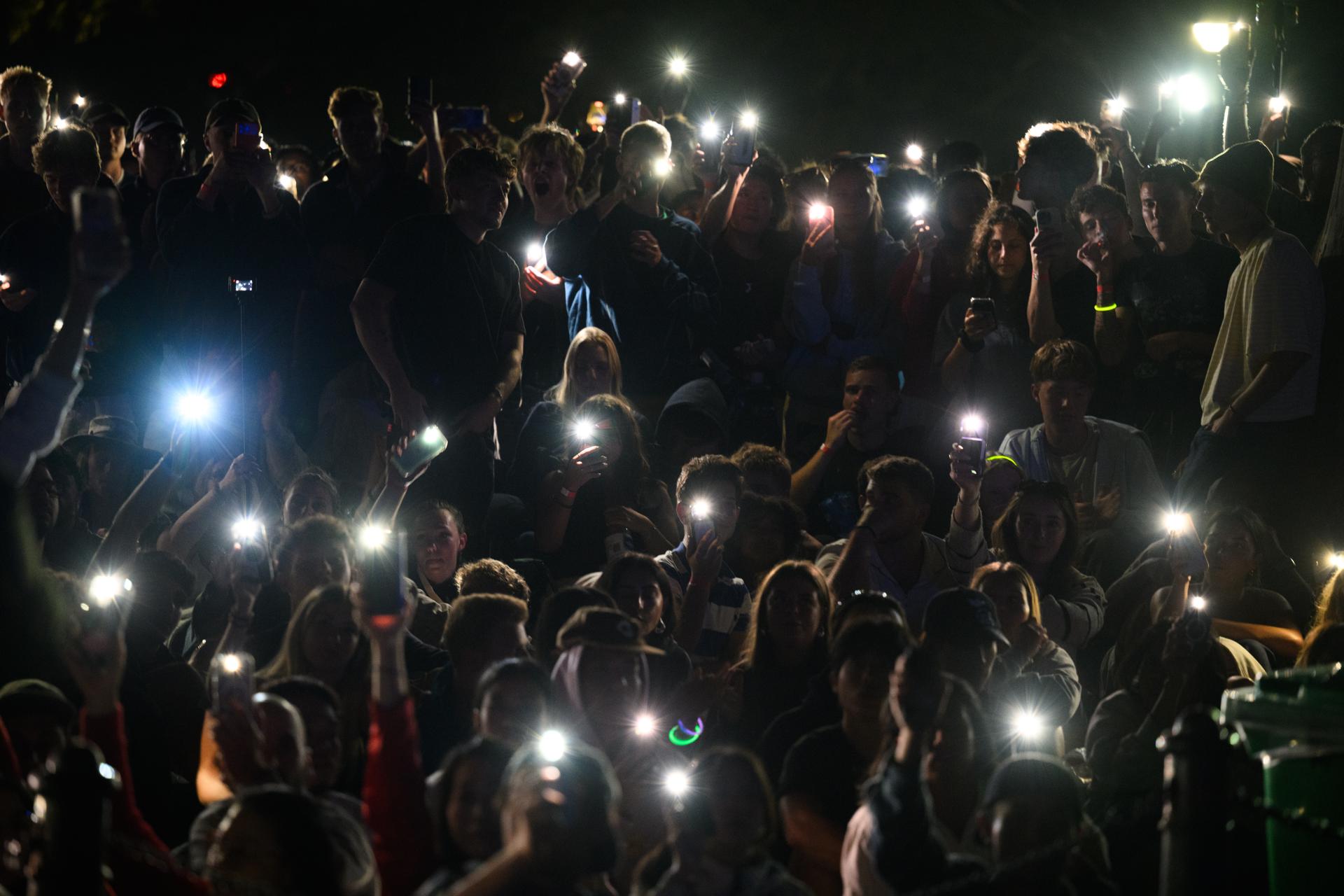 Las personas grabando los juegos pirotécnicos.
