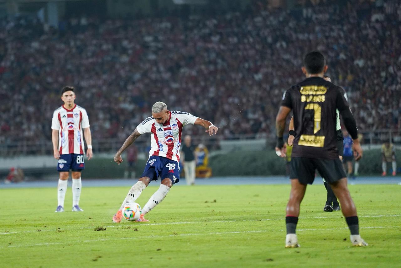 Tiro libre de Jermein Peña.