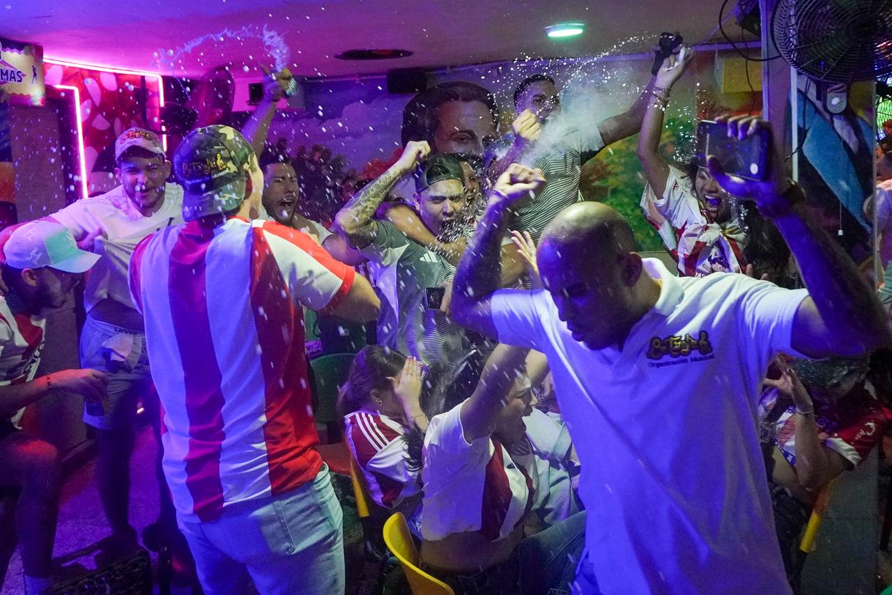 Locura por Junior en La Troja.