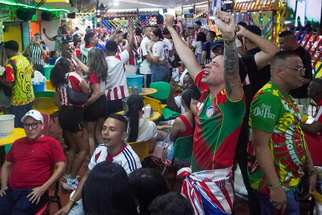 La hinchada de Junior celebrando la victora en Ibagué.