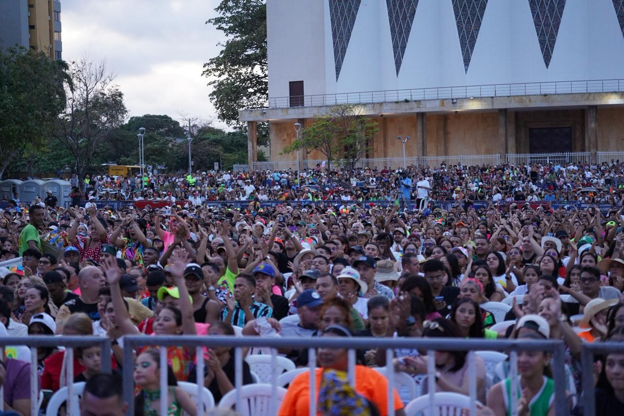 Los asistentes esta tarde en la Plaza de la Paz. 