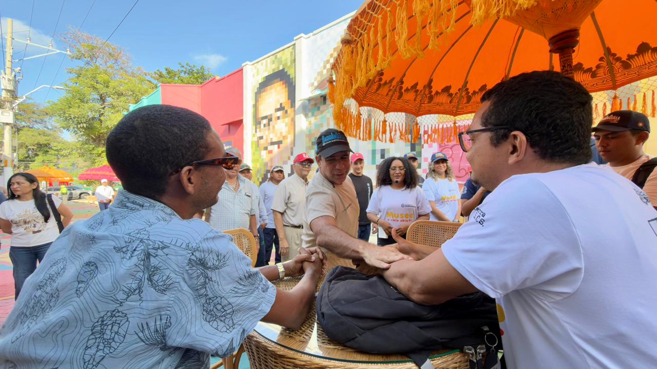 El Alcalde Alex Char con dos visitantes.