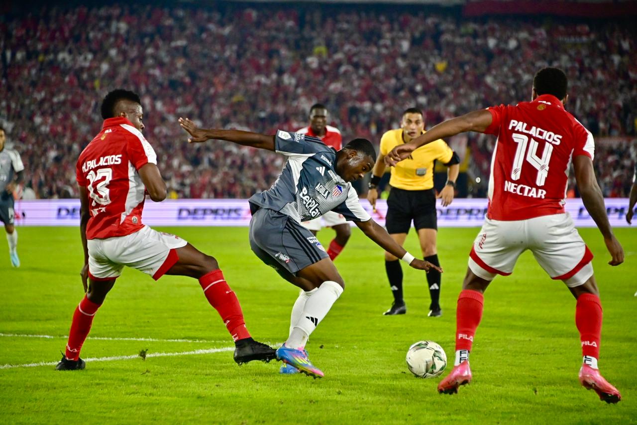 Canchimbo en el área rival.