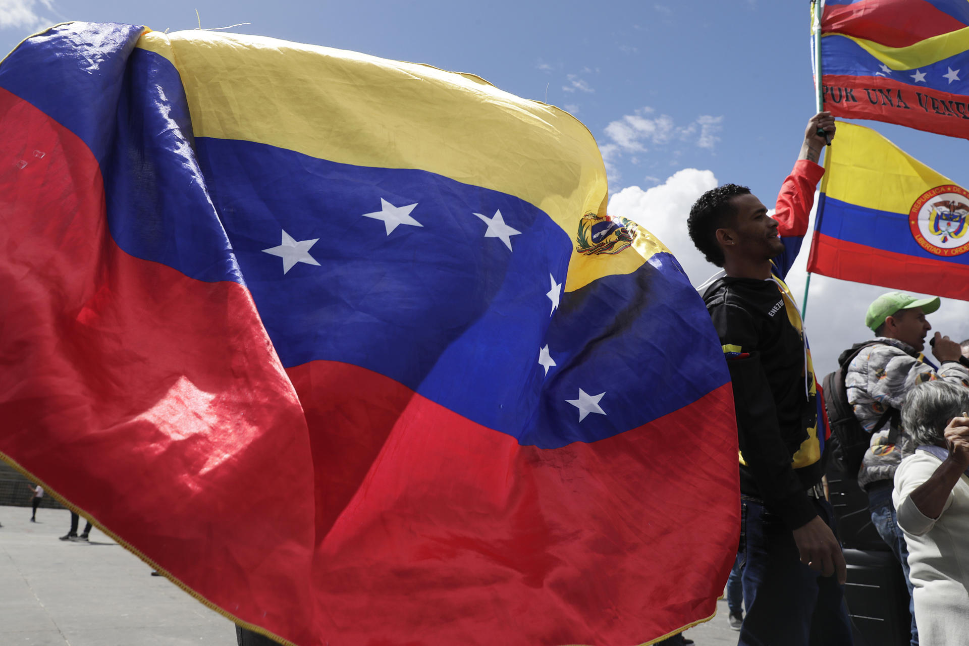 Ciudadanos venezolanos celebran durante una manifestación este sábado, en la Plaza de Bolívar en Bogotá