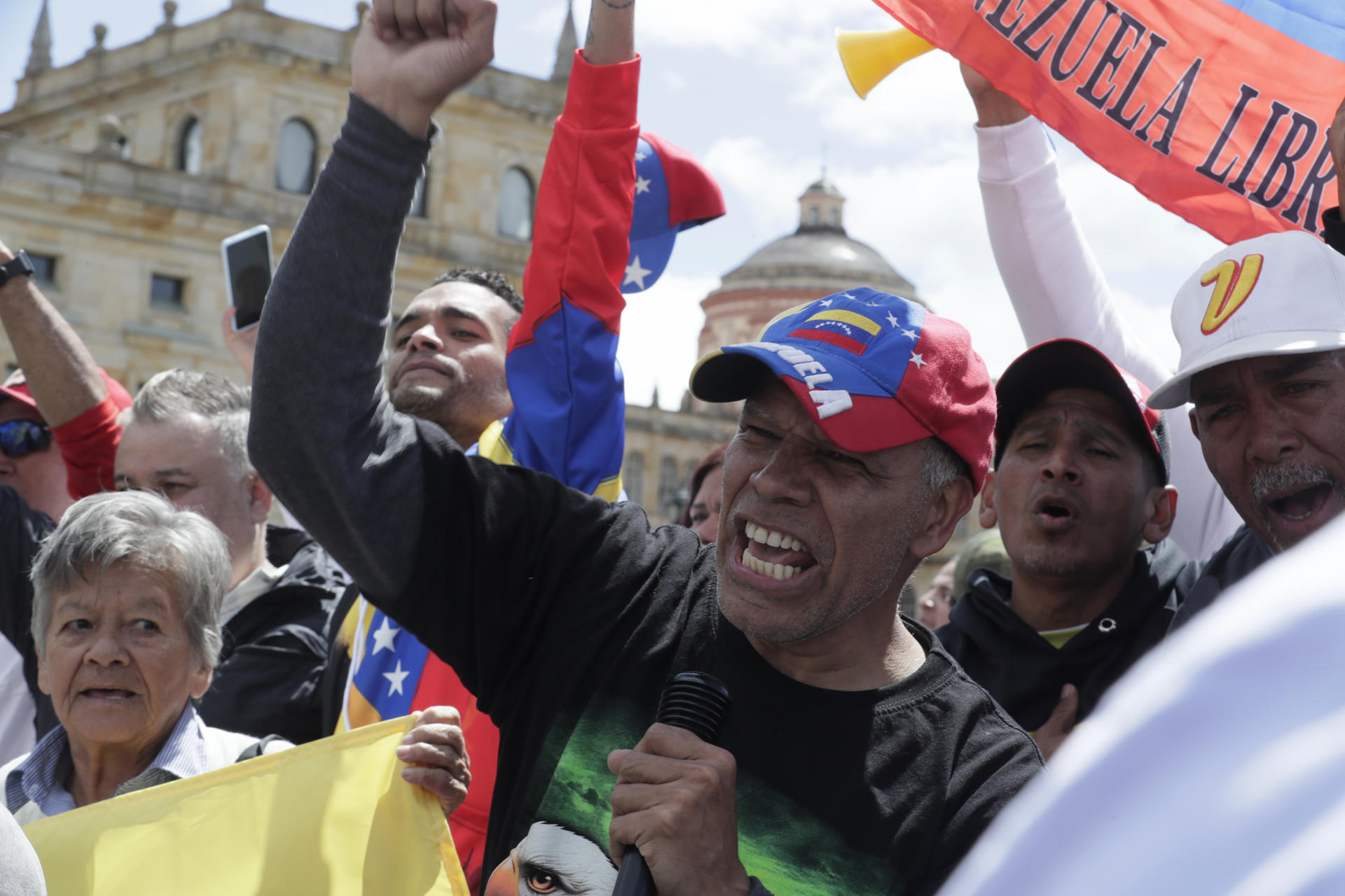 Ciudadanos venezolanos celebran durante una manifestación este sábado, en la Plaza de Bolívar en Bogotá