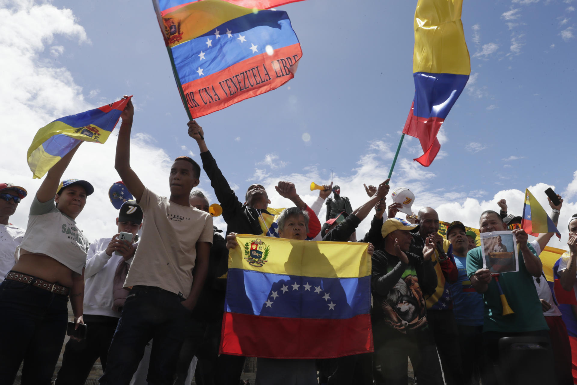 Ciudadanos venezolanos celebran durante una manifestación este sábado, en la Plaza de Bolívar en Bogotá