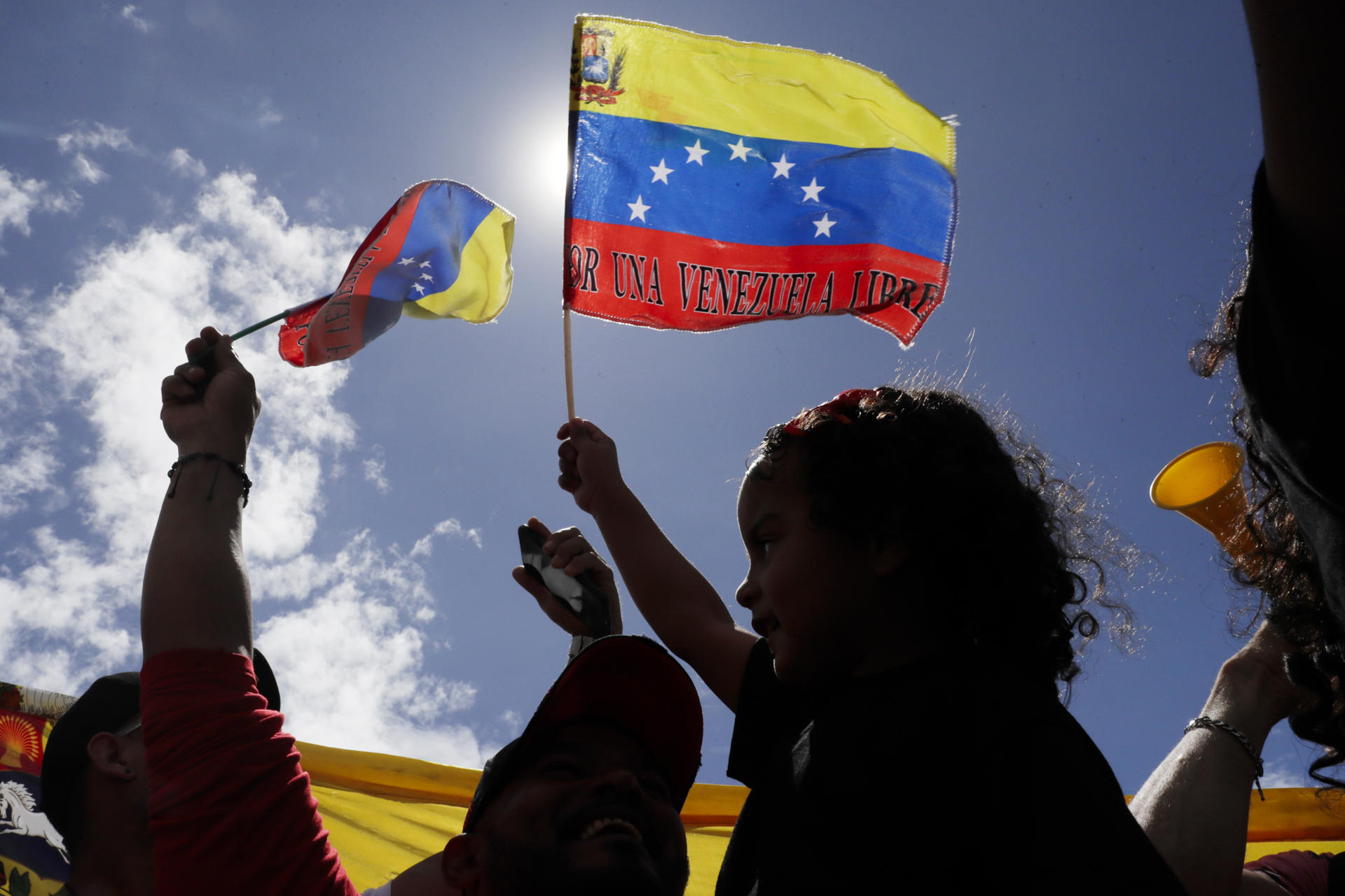 Ciudadanos venezolanos celebran durante una manifestación este sábado, en la Plaza de Bolívar en Bogotá