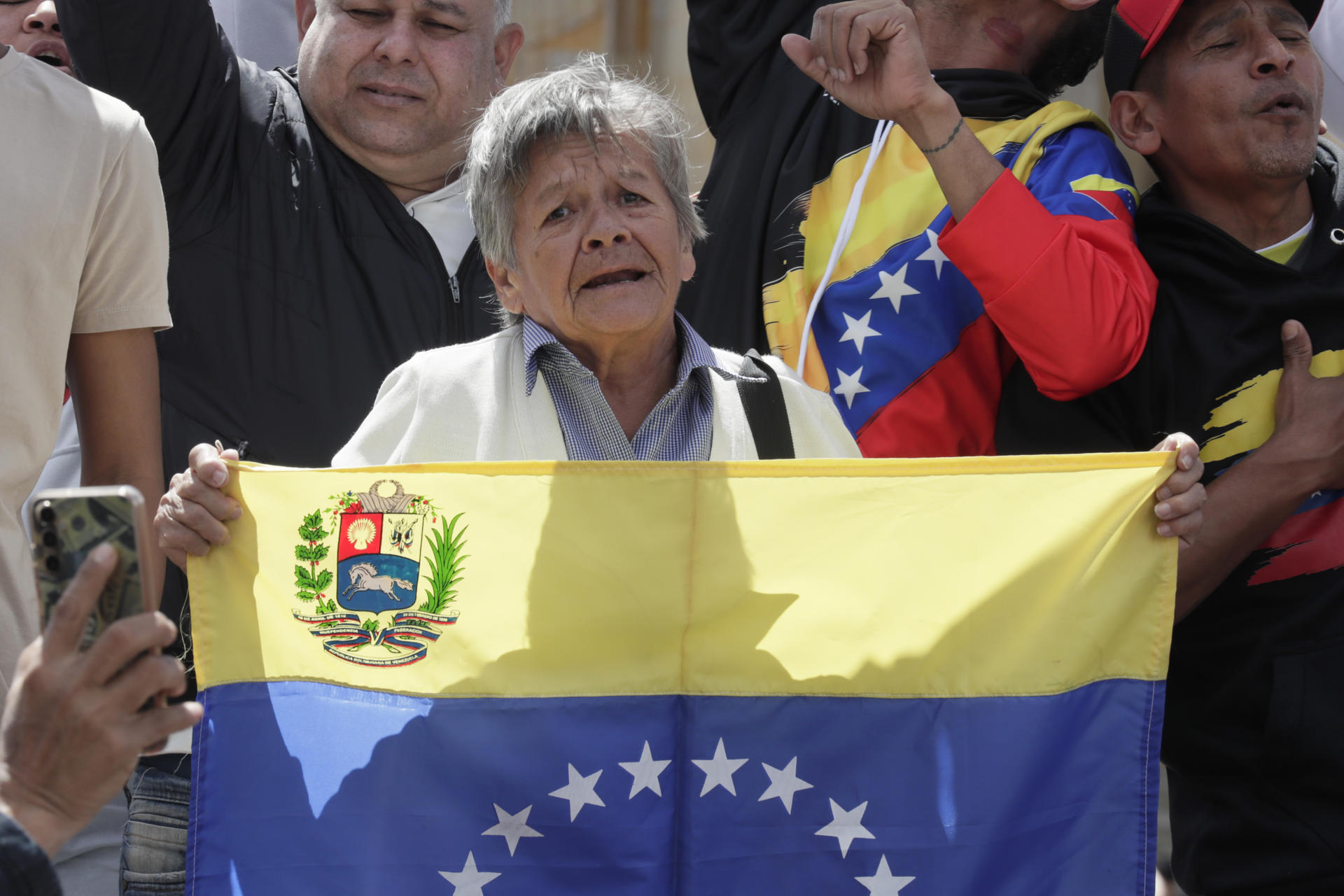 Ciudadanos venezolanos celebran durante una manifestación este sábado, en la Plaza de Bolívar en Bogotá