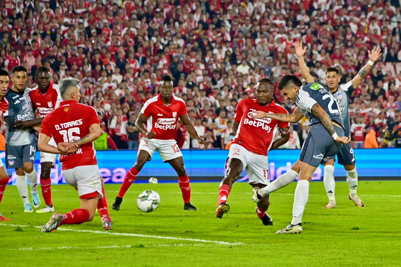 Disparo de Guillermo Celis a portería.