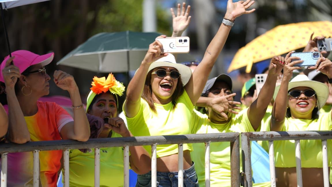 Familiares de los niños viendo el espectáculo.