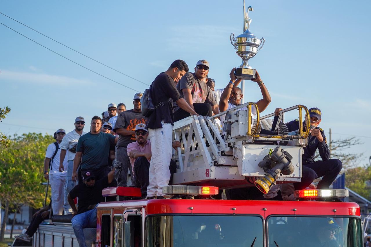 Caimanes celebrando en casa.