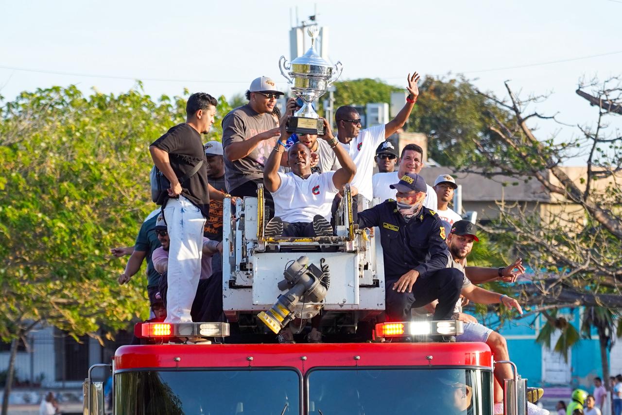 Caimanes celebrando en casa.