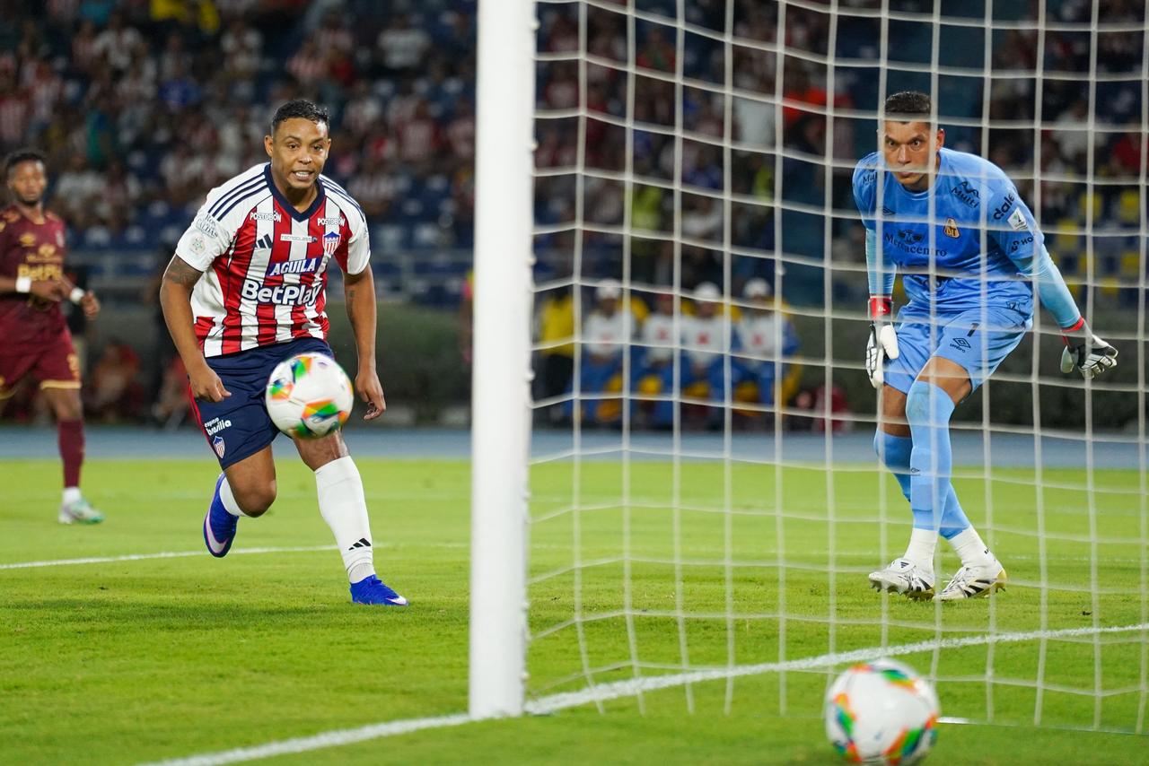 Jugada de ataque de Luis Fernando Muriel.