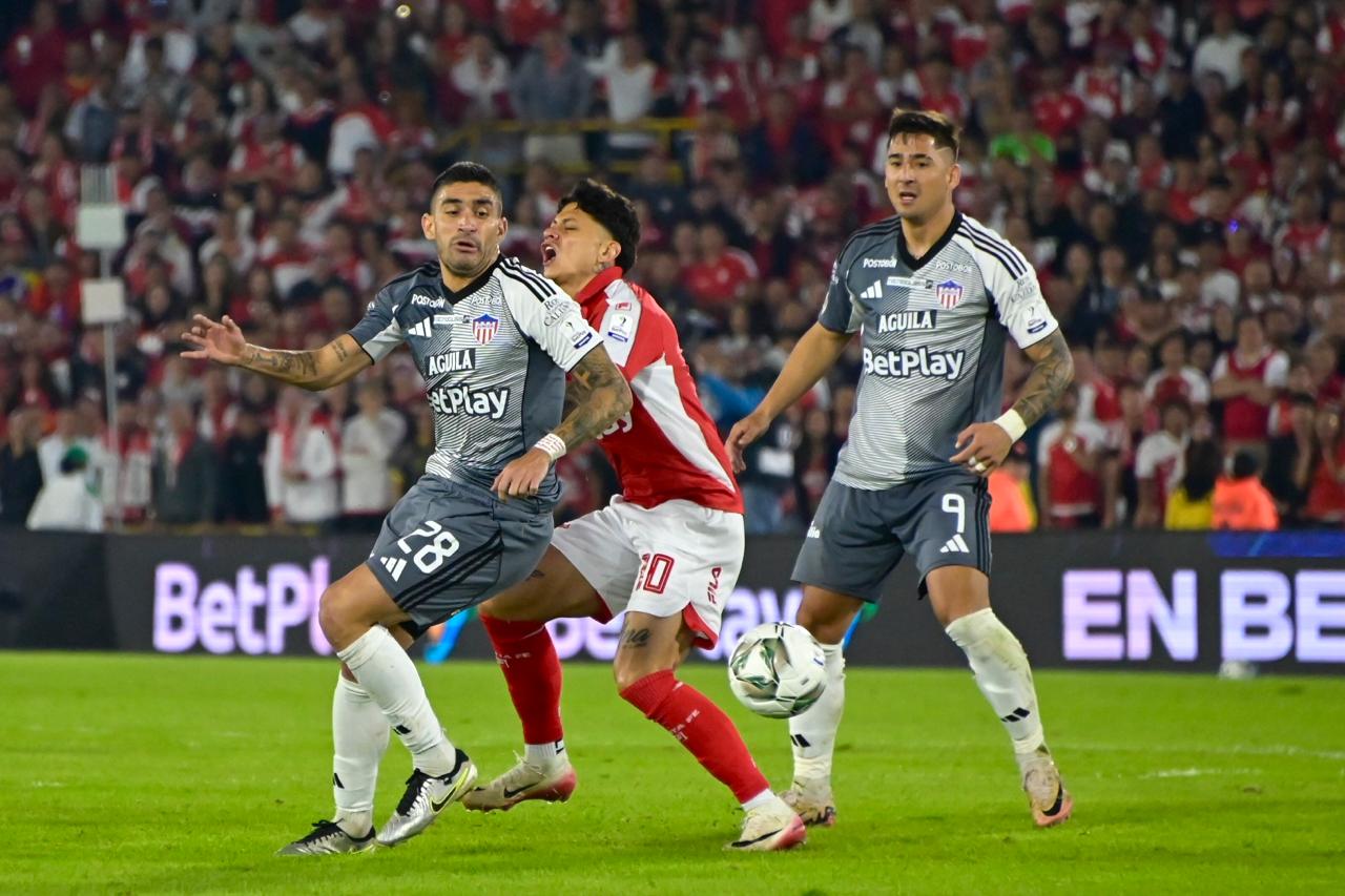 Guillermo Celis en la disputa de un balón.