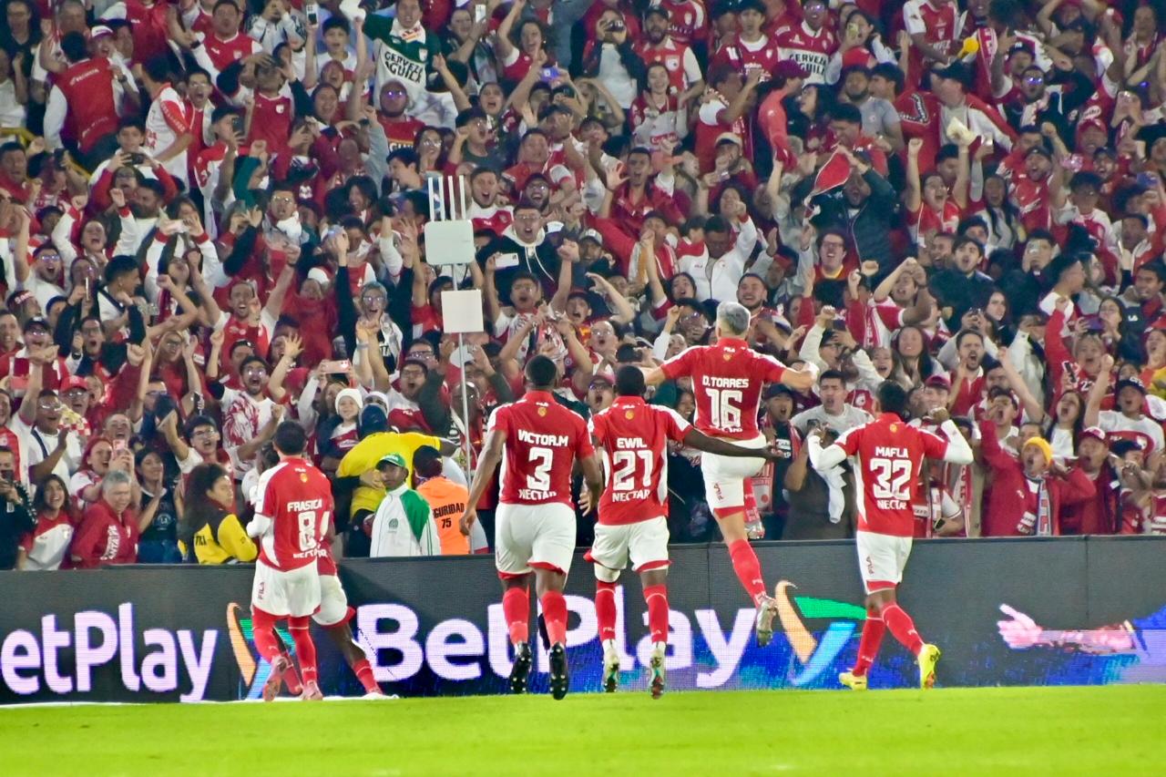 Hugo Rodallega celebrando su gol de tiro libre.