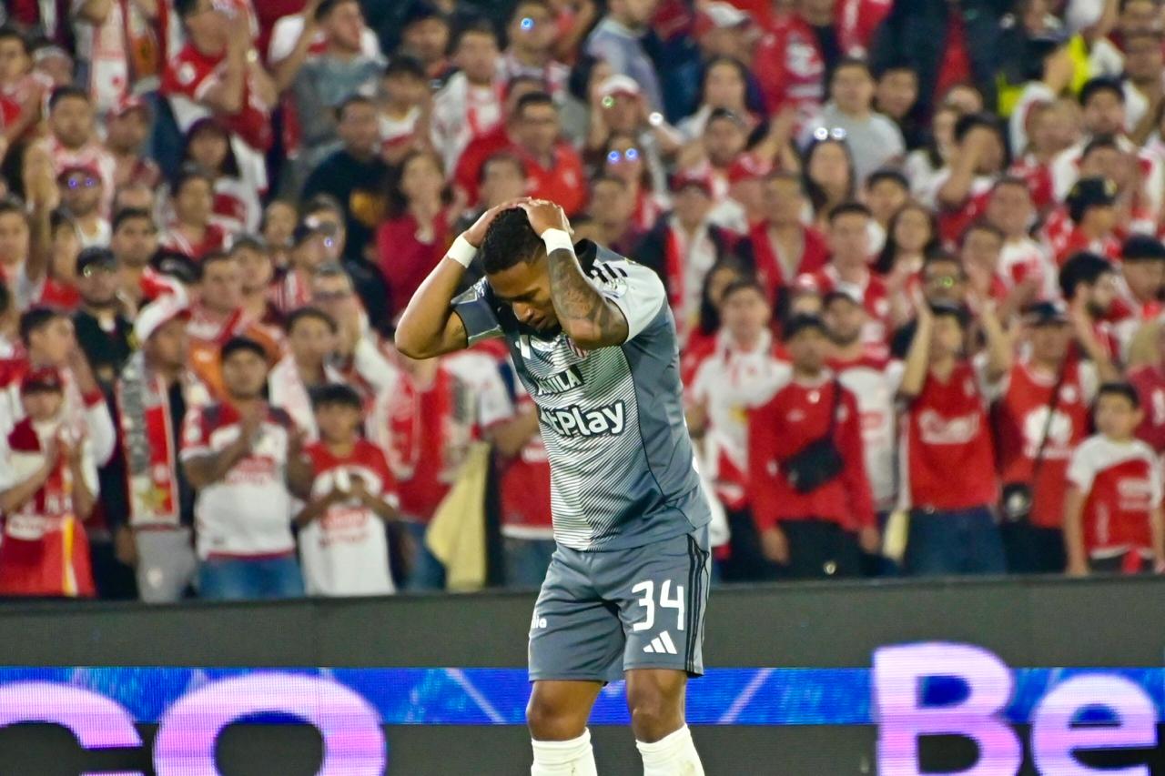 Jhomier Guerrero lamentándose tras el gol de Santa Fe.