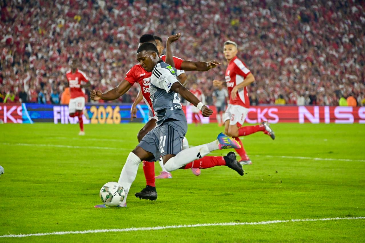 Joel Canchimbo desbordó por la izquierda.