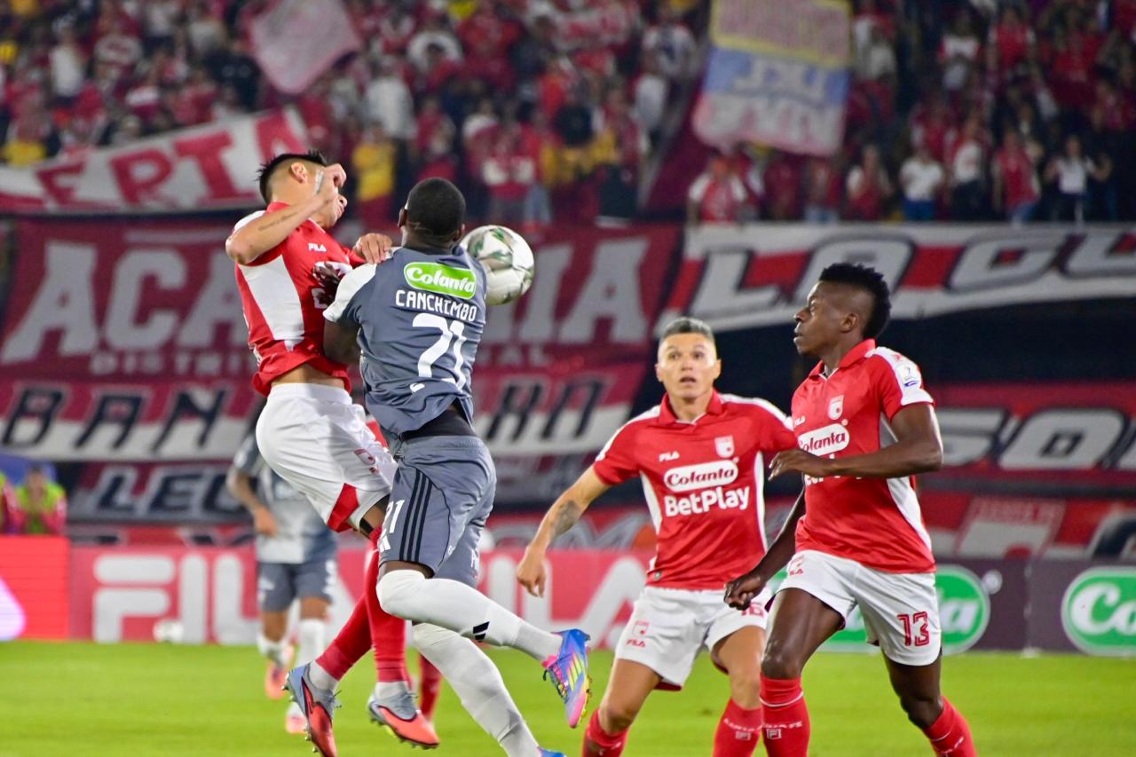 Joel Canchimbo disputando la pelota con Olivera.