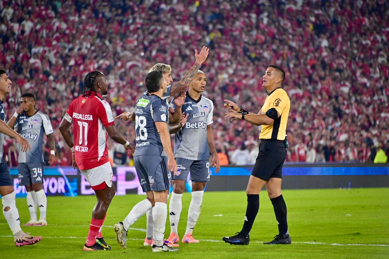 Jugadores de Junior pidiendo un penal por mano de Daniel Torres.