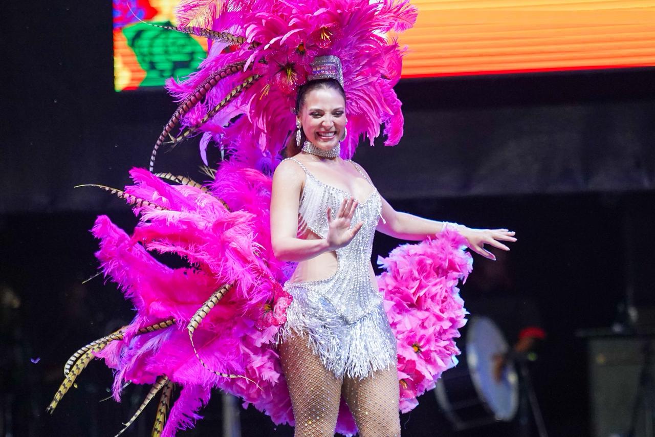La Reina del Carnaval Michelle Char estuvo presente en la Plaza de la Paz e invitó a disfrutar la fiesta con sana convivencia y en paz. 