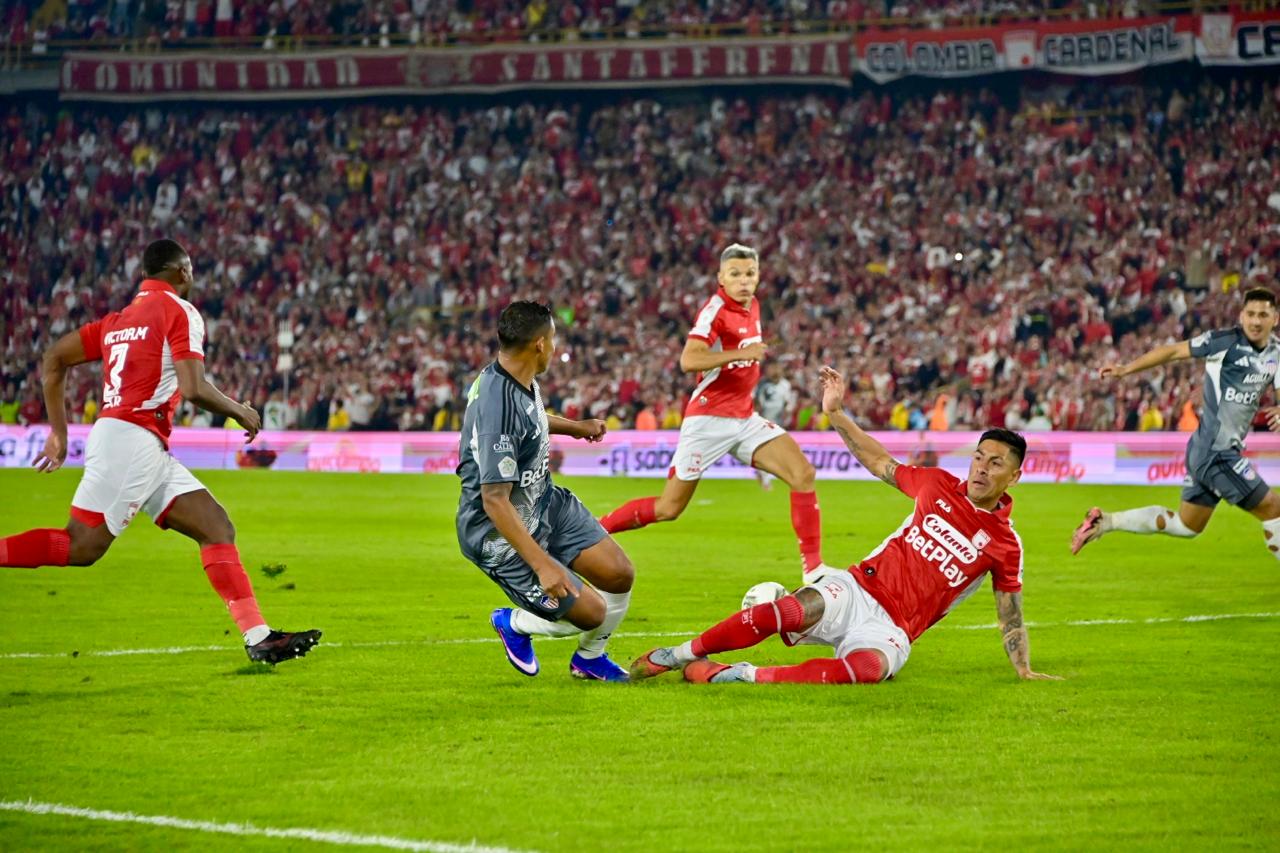 Luis Fernando Muriel centrando la pelota.
