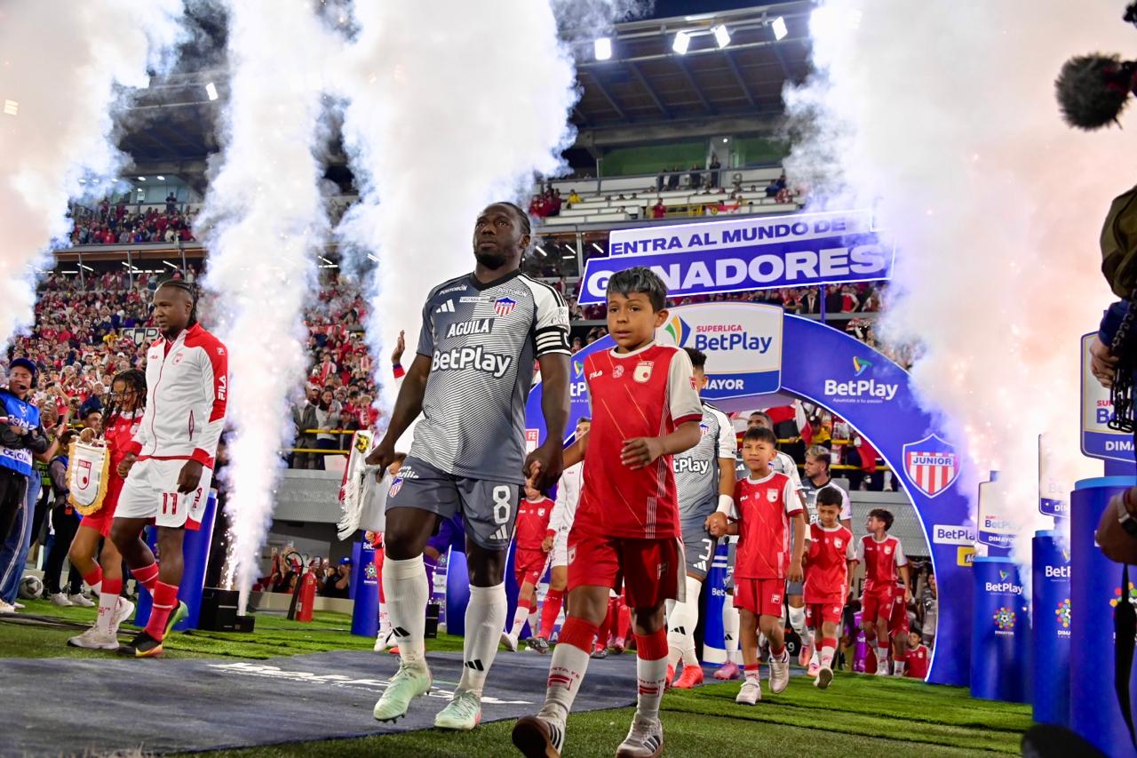Salida de los equipos al terreno de juego.