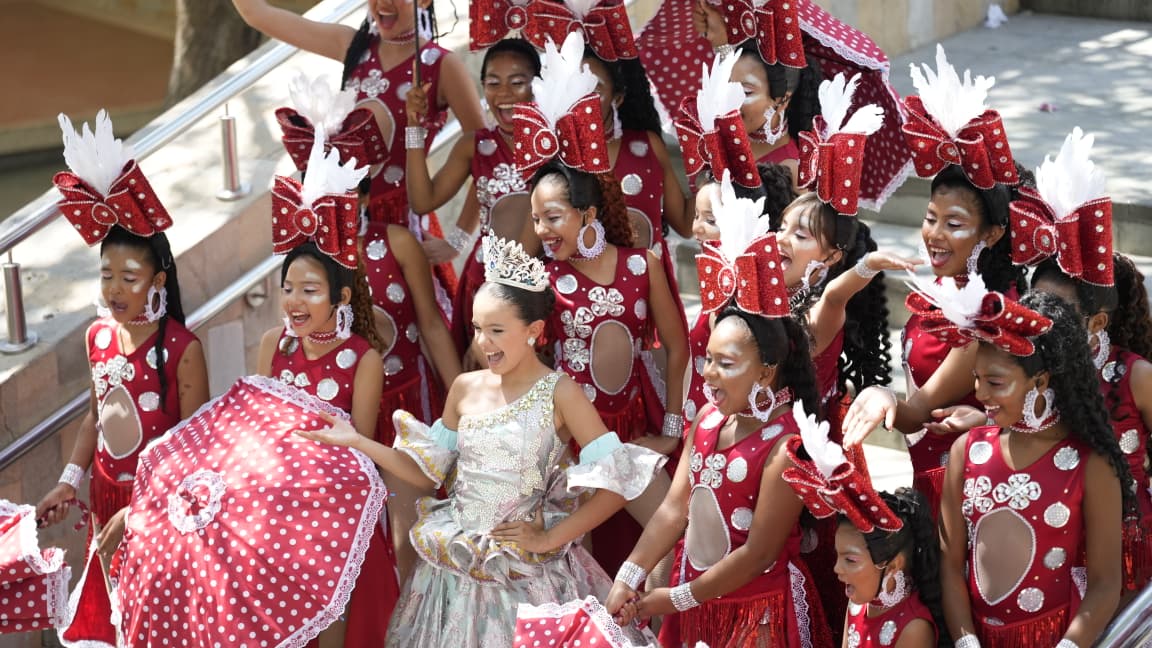 Sharon Acosta, Reina del Carnaval de los Niños junto a las Negritas Puloy.