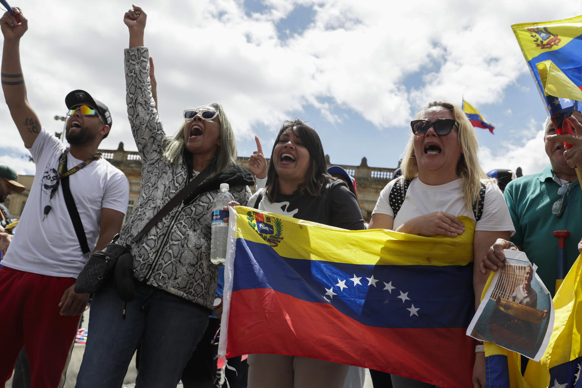 Venezolanos celebrando en Bogotá la captura de Nicolás Maduro