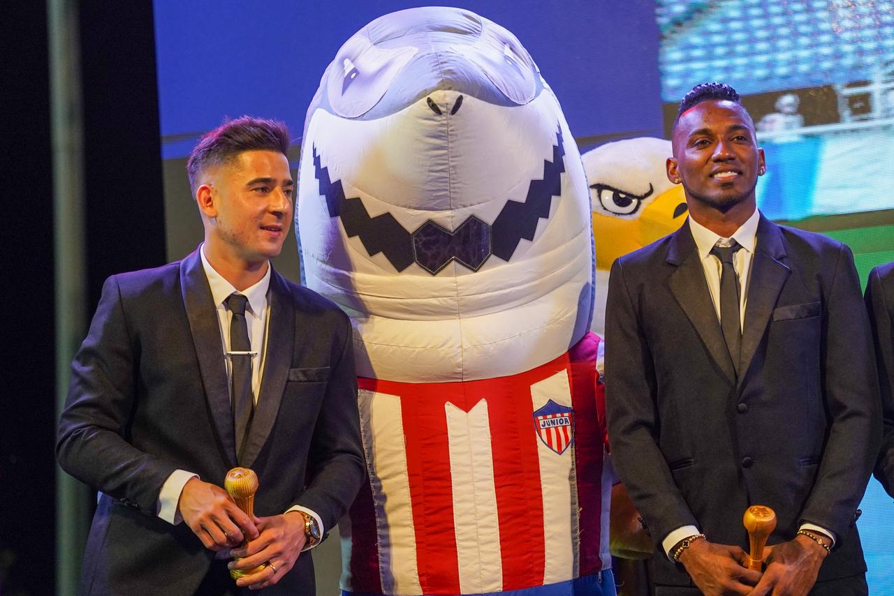 Guillermo Paiva y el arquero Jefferson Martínez