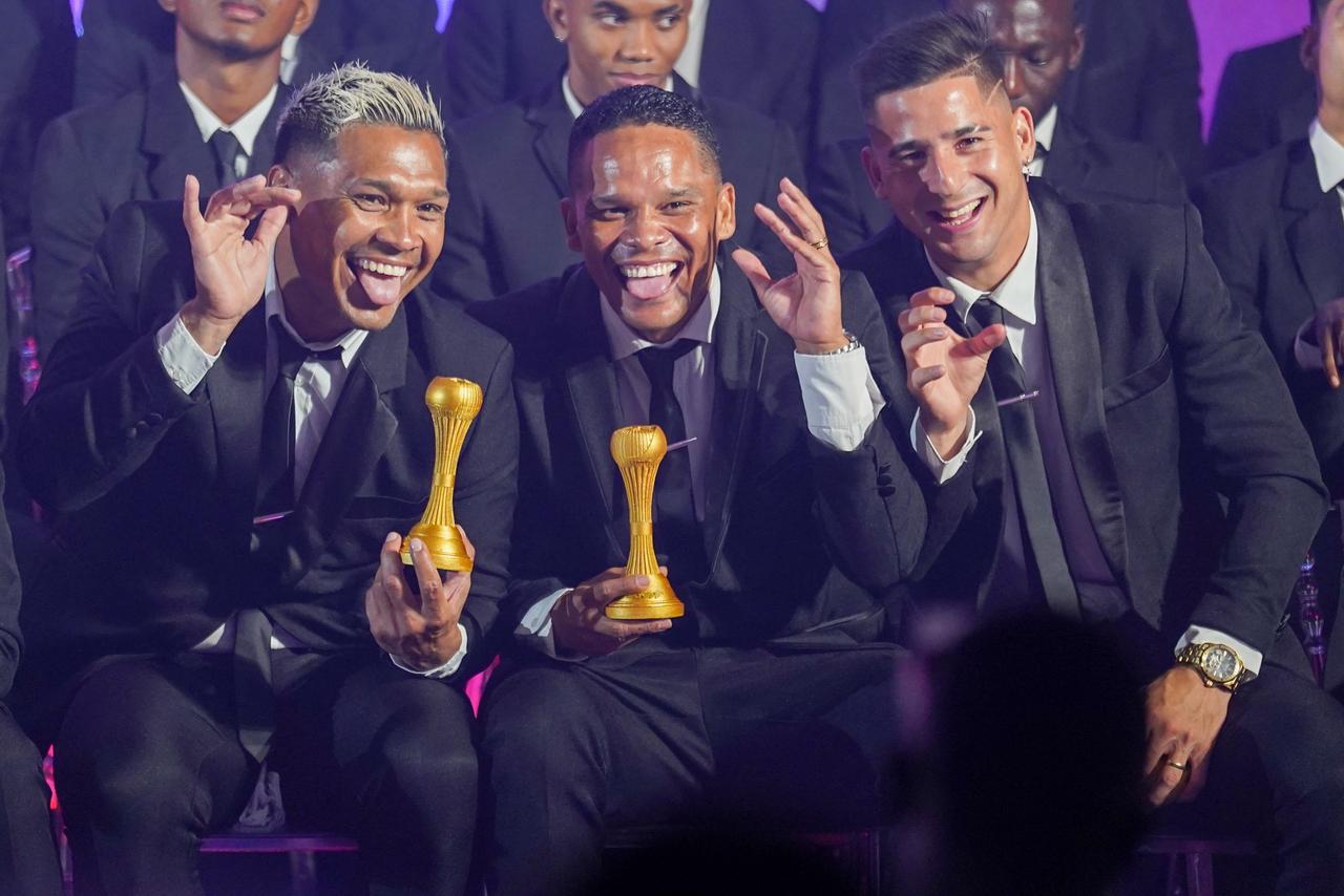Teófilo Gutiérrez, Carlos Bacca y Guillermo Paiva durante el homenaje.