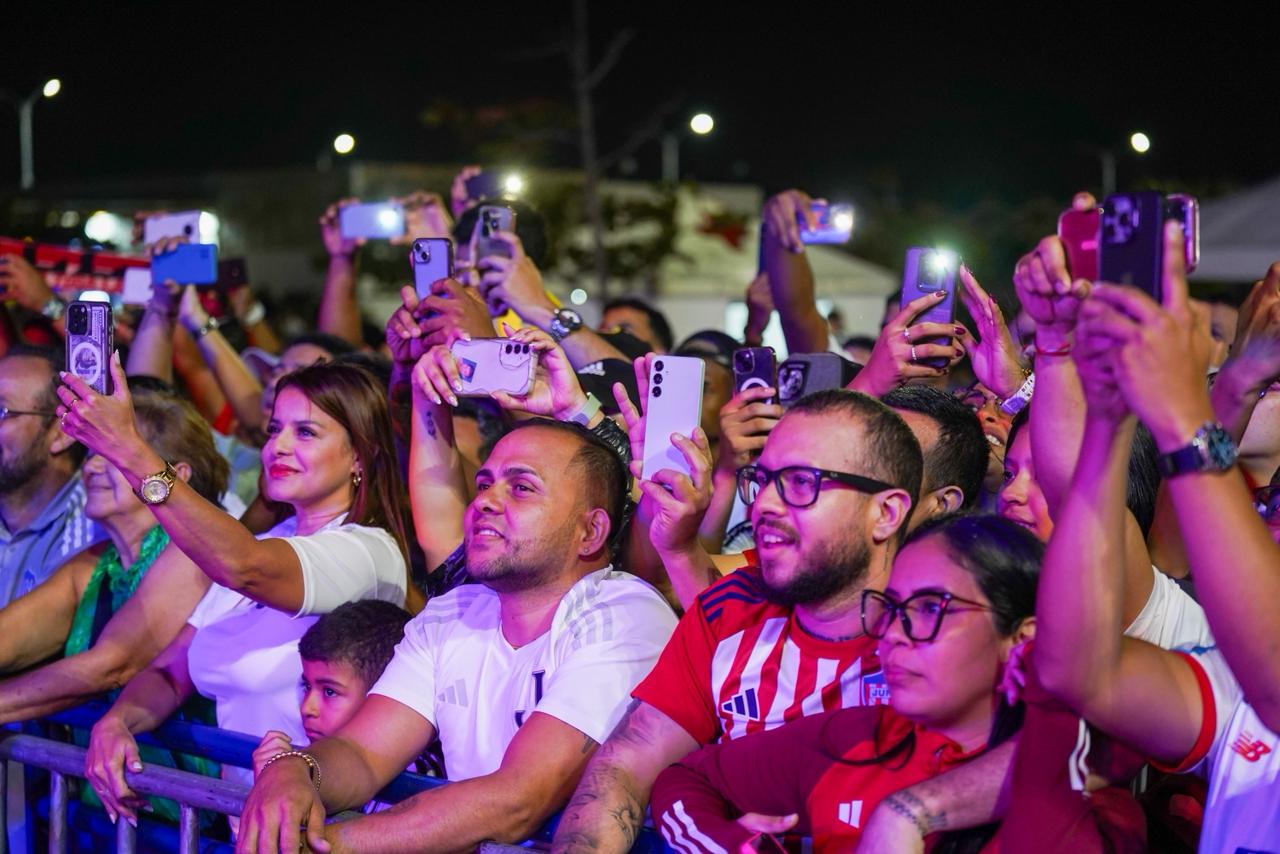 Hinchas se congregaron en las afueras del Pabellón de Cristal para seguir por pantallas gigantes el gran homenaje.