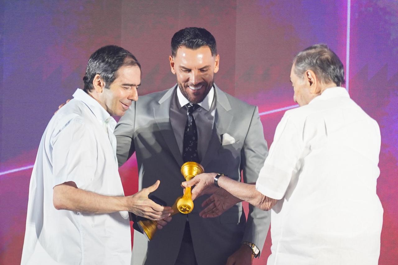 Sebastian Viera, ídolo rojiblanco, hizo entrega del reconocimiento a Antonio Char, presidente del equipo y a Fuad Char, máximo accionista.