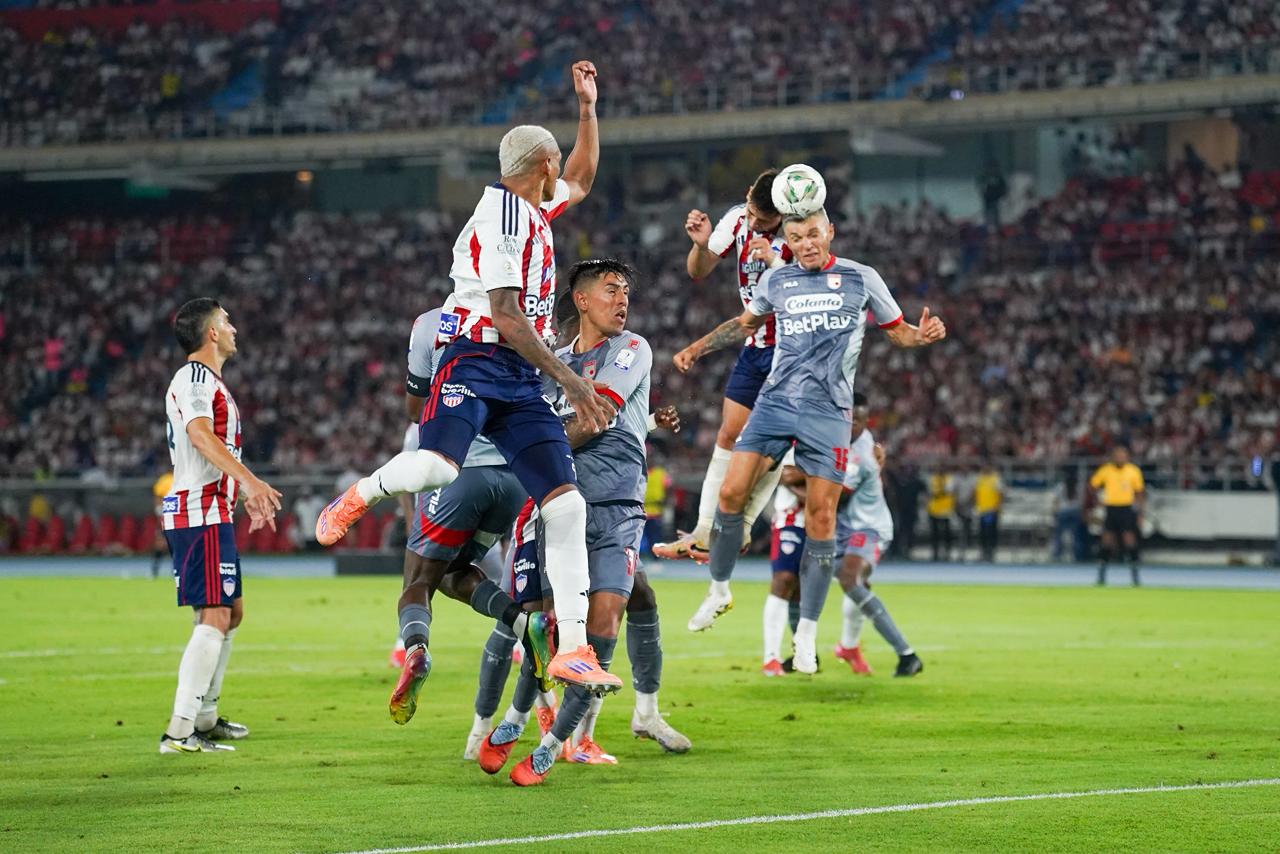 Paiva y Daniel Torres disputando una pelota aérea.