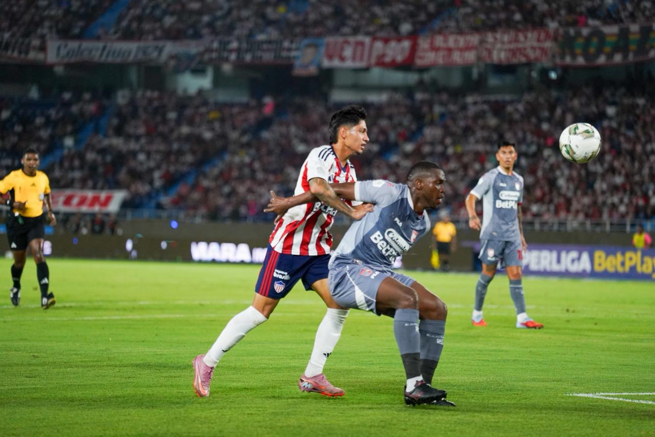 Bryan Castrillón intentando quitarle la pelota a un rival.
