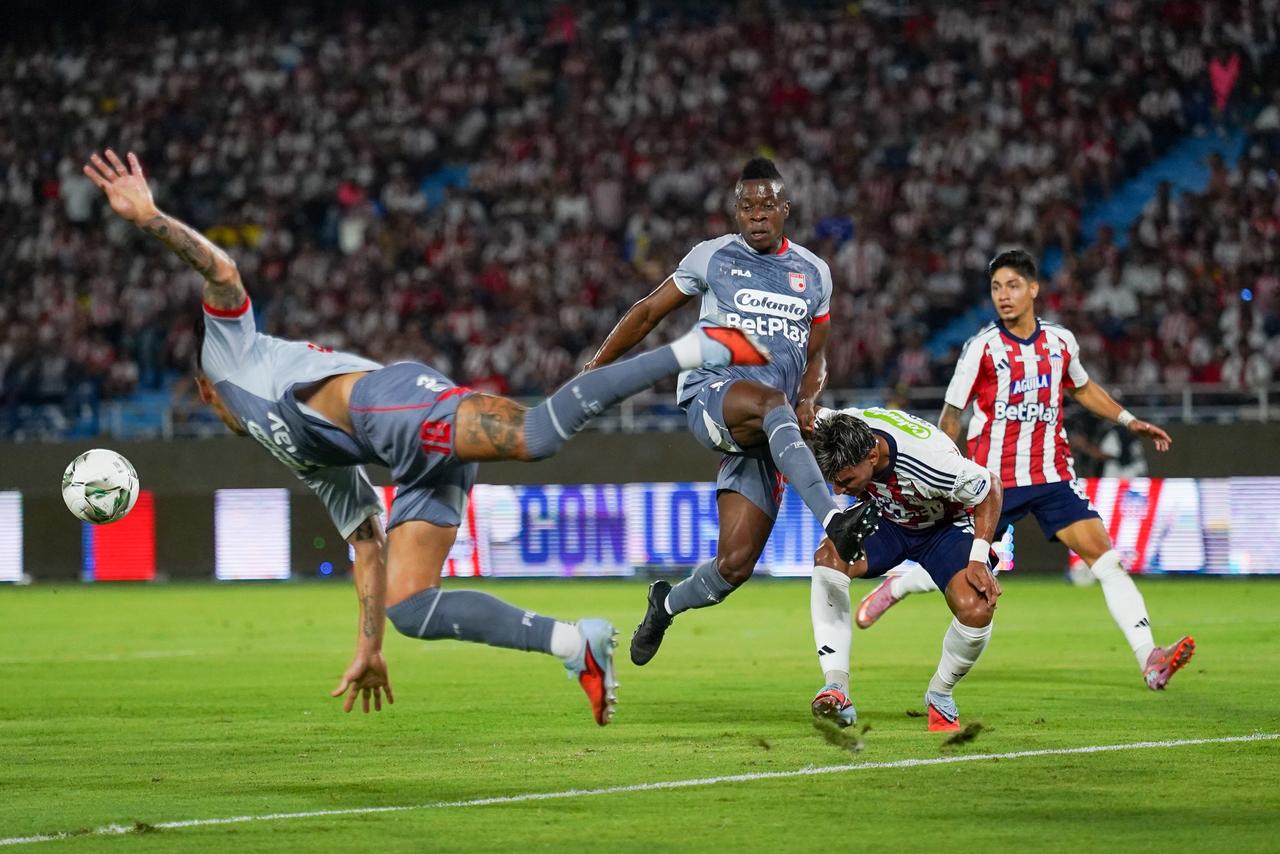 La defensa de Santa Fe despejando un centro de Junior.