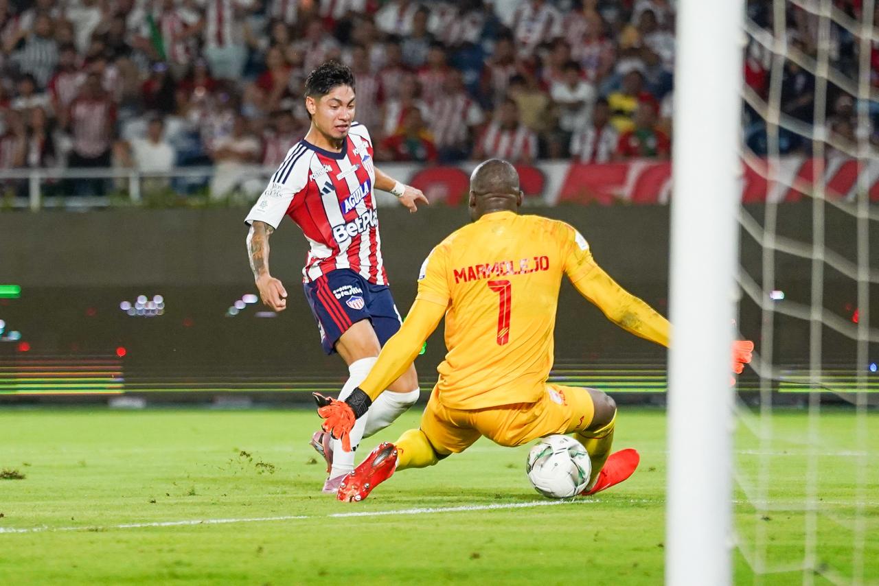 Bryan Castrillón rematando ante la salida del arquero Mosquera Marmolejo.