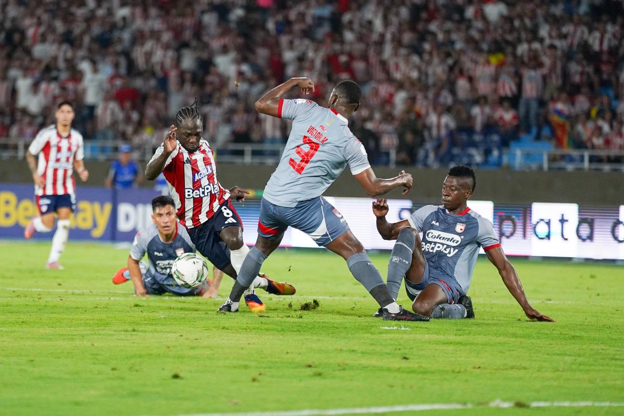 Yimmi Chará cayendo en el área.