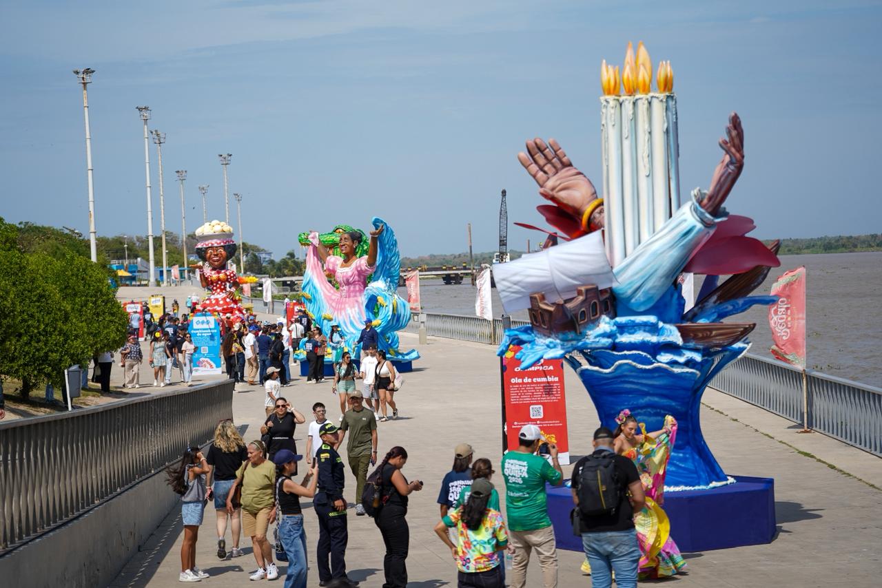 Macrofiguras expuestas en el Malecón del Río.
