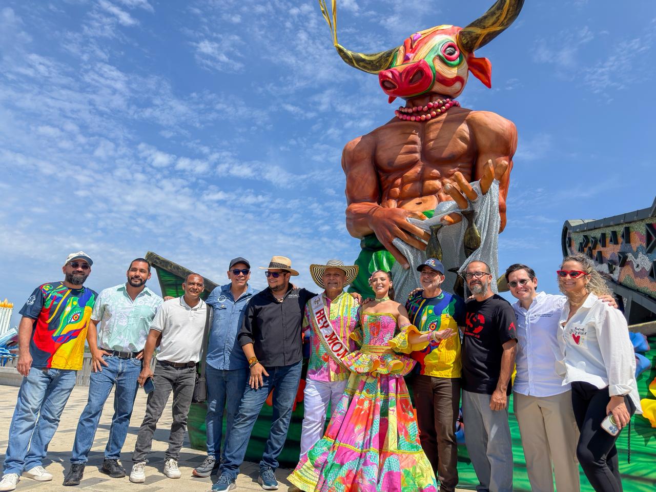 Artesanos y Reyes del Carnaval en la inauguración de las macrofiguras.