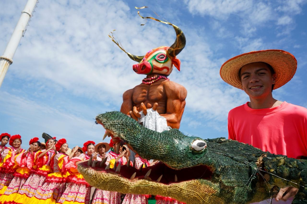 Muestra artística en la inauguración de las macrofiguras.