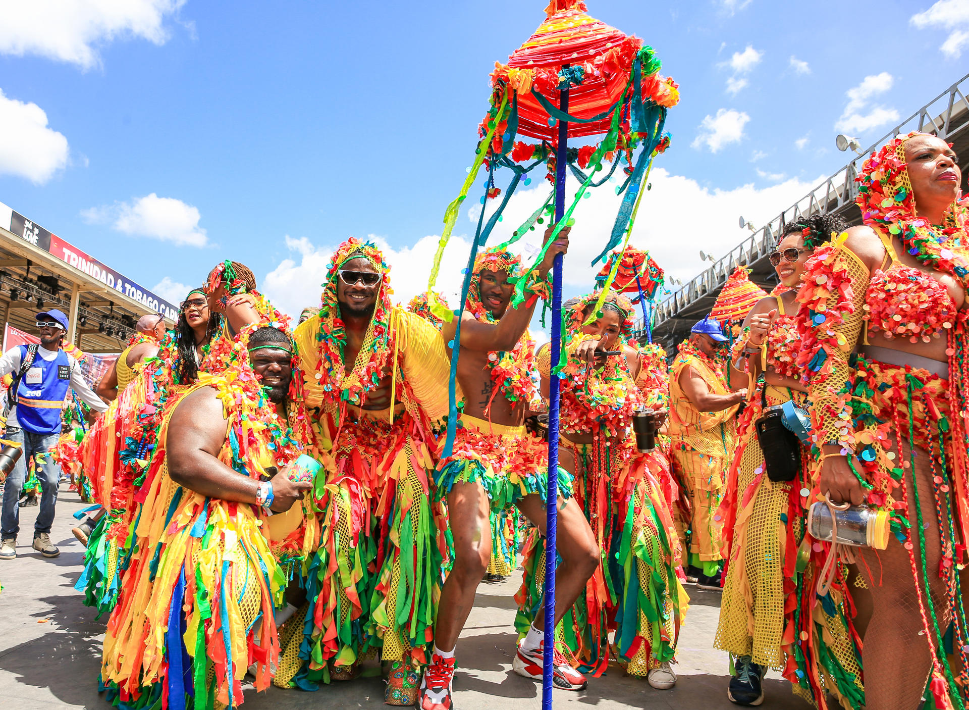 Bailarines de la banda Island Circus de Lost Tribe.